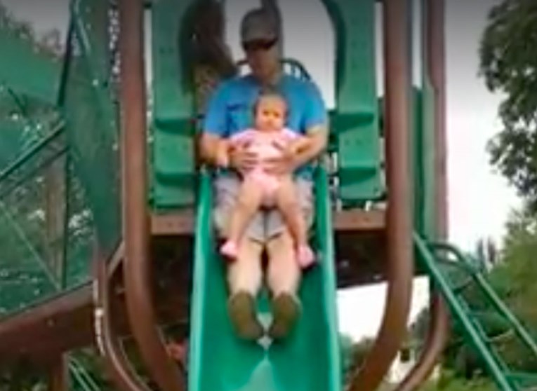 Šokantna snimka pokazuje trenutak u kojem dijete lomi nogu spuštajući se niz tobogan s tatom